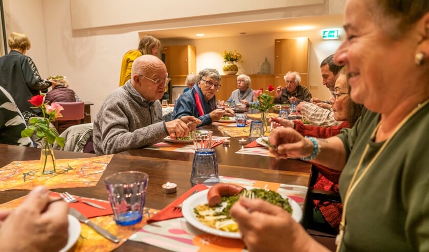 Veel boerenkool en weinig aardappels, vanmiddag bij ‘Prakkie en een Praatje’. ‘Zoals het hoort.’