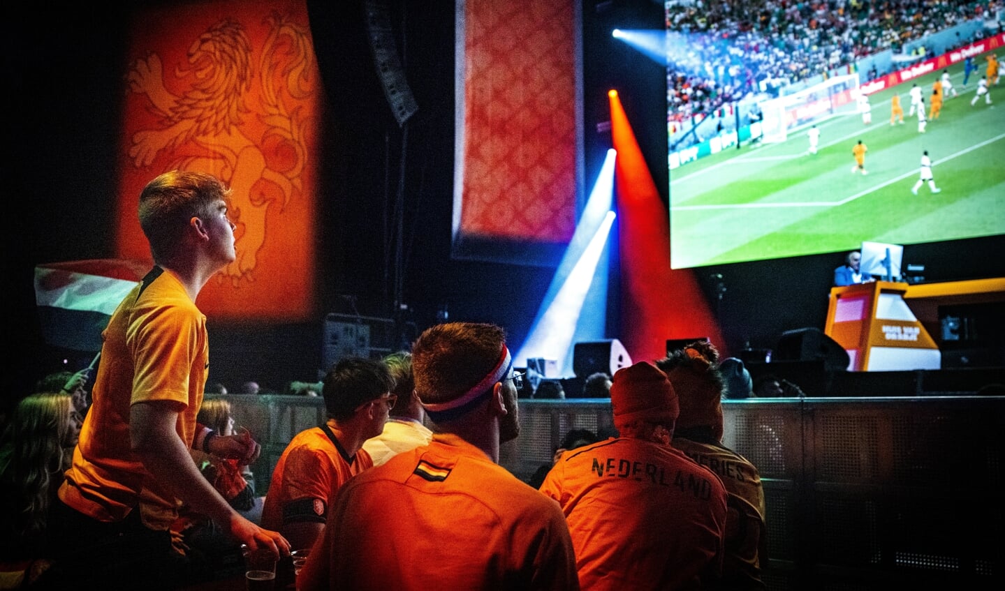 Oranjefans in het Huis van Oranje in AFAS Live, het officiele fan-event van de KNVB in Nederland, tijdens het WK-duel van Senegal tegen Nederland.