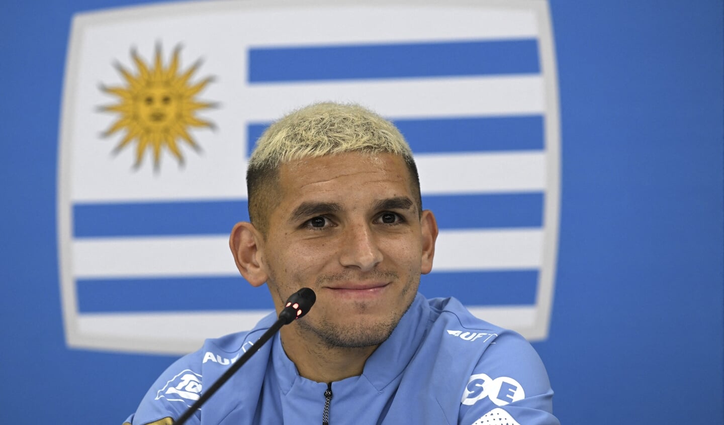 Uruguay's middenvelder Lucas Torreira is optimistisch tijdens een persontmoeting in Al Erssal.