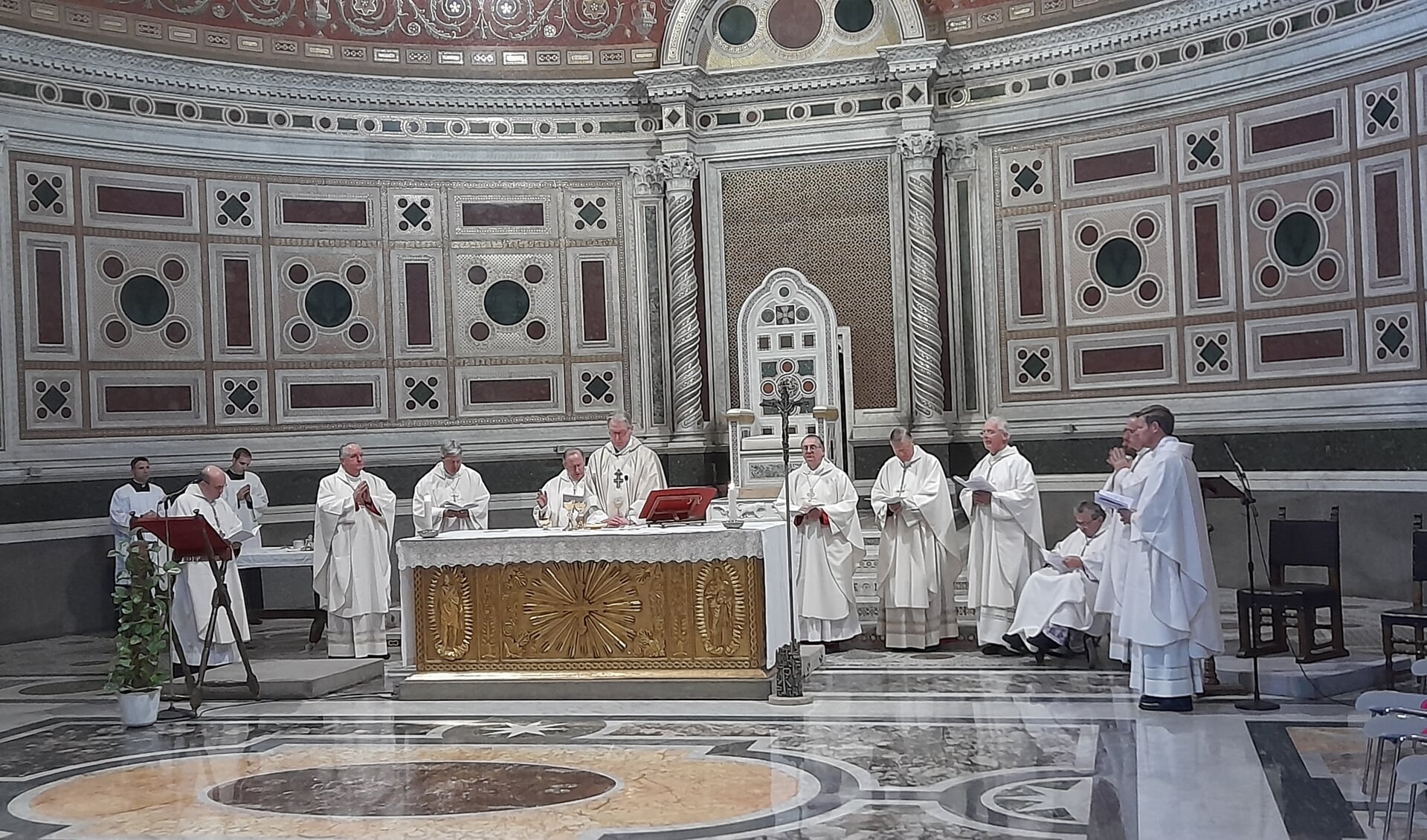 Bisschop Gerard de Korte (midden achter het altaar) met de negen in Rome aanwezige medebisschoppen, waaronder de voorzitter van de Nederlandse bisschoppenconferentie, bisschop Hans van den Hende, tweede van links en kardinaal Wim Eijk (links achter De Korte).