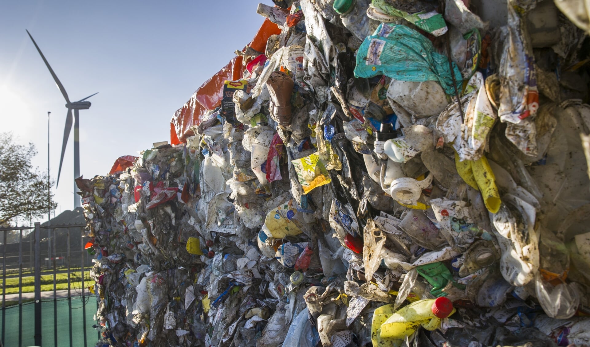 Plastic afval bij recyclingbedrijf Umincorp.