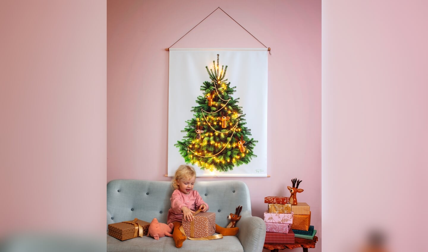 Aan het kerstboomwandkleed kunnen lichtjes, kerstballen en koekjes worden gespeld. 