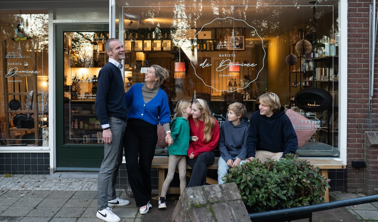 Duurt en Griëtte Vonck wonen met hun vier kinderen Frederique, Steijn, Jort en Lauren in een huis met winkel en koffiebar in Schalkwijk, een dorpje naast Houten.