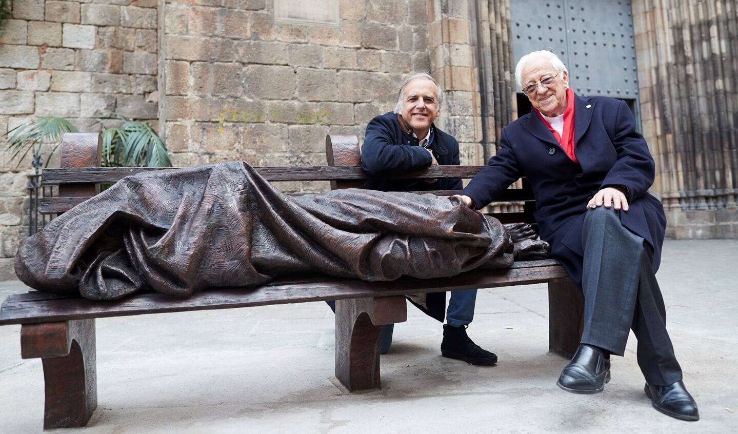 In Barcelona staat sinds 2019 het beeld van de dakloze Jezus voor een kerk. Links maker Timothy Schmalz.