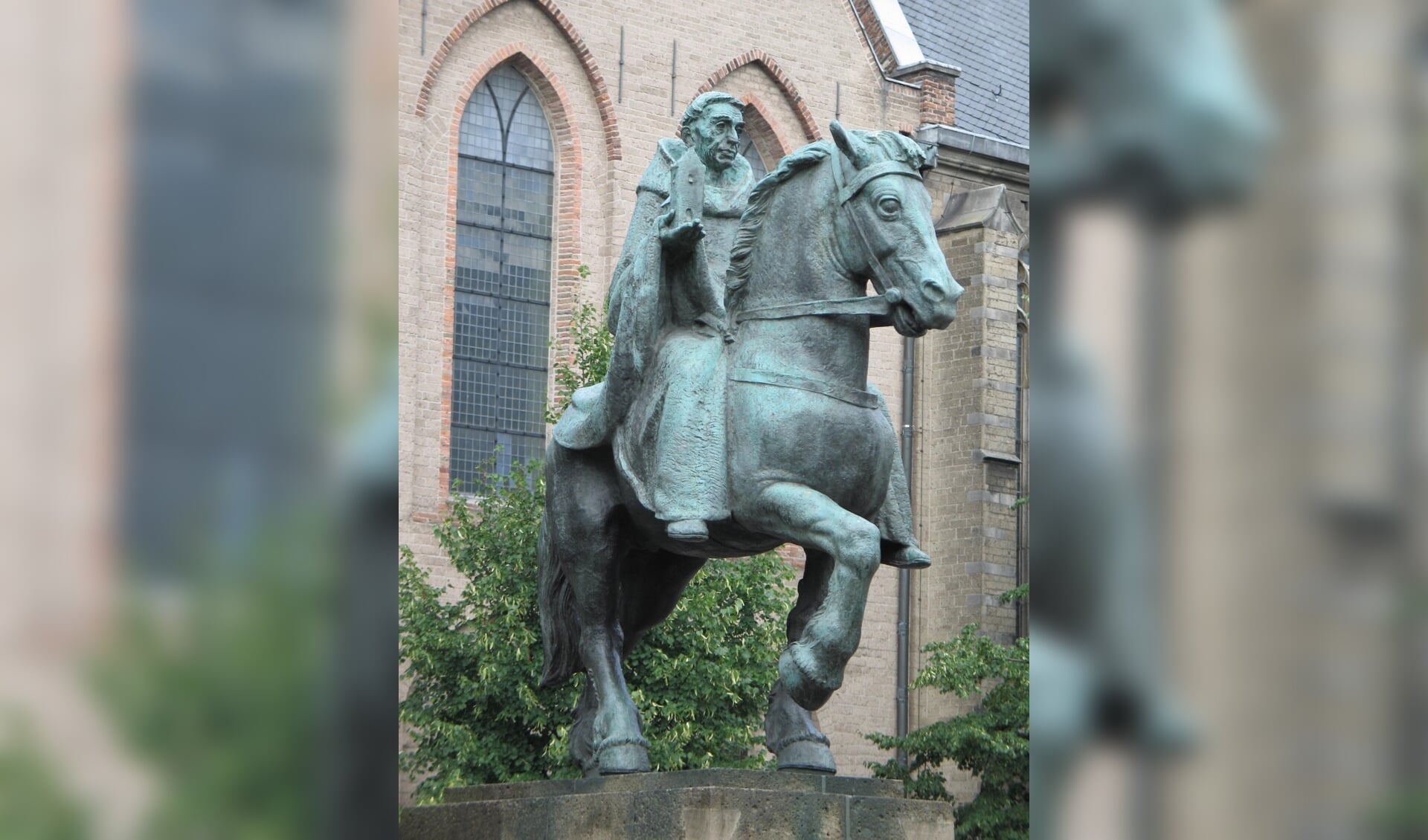 Standbeeld van Willibrord op het Janskerkhof in Utrecht.