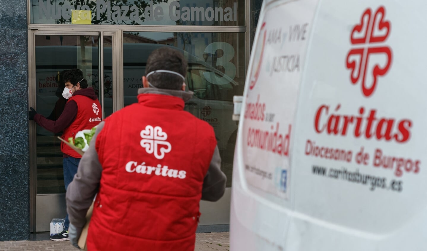 Vrijwilligers van de Spaanse afdeling van Caritas Internationalis brengen voedselpaketten voor arme bejaarden.