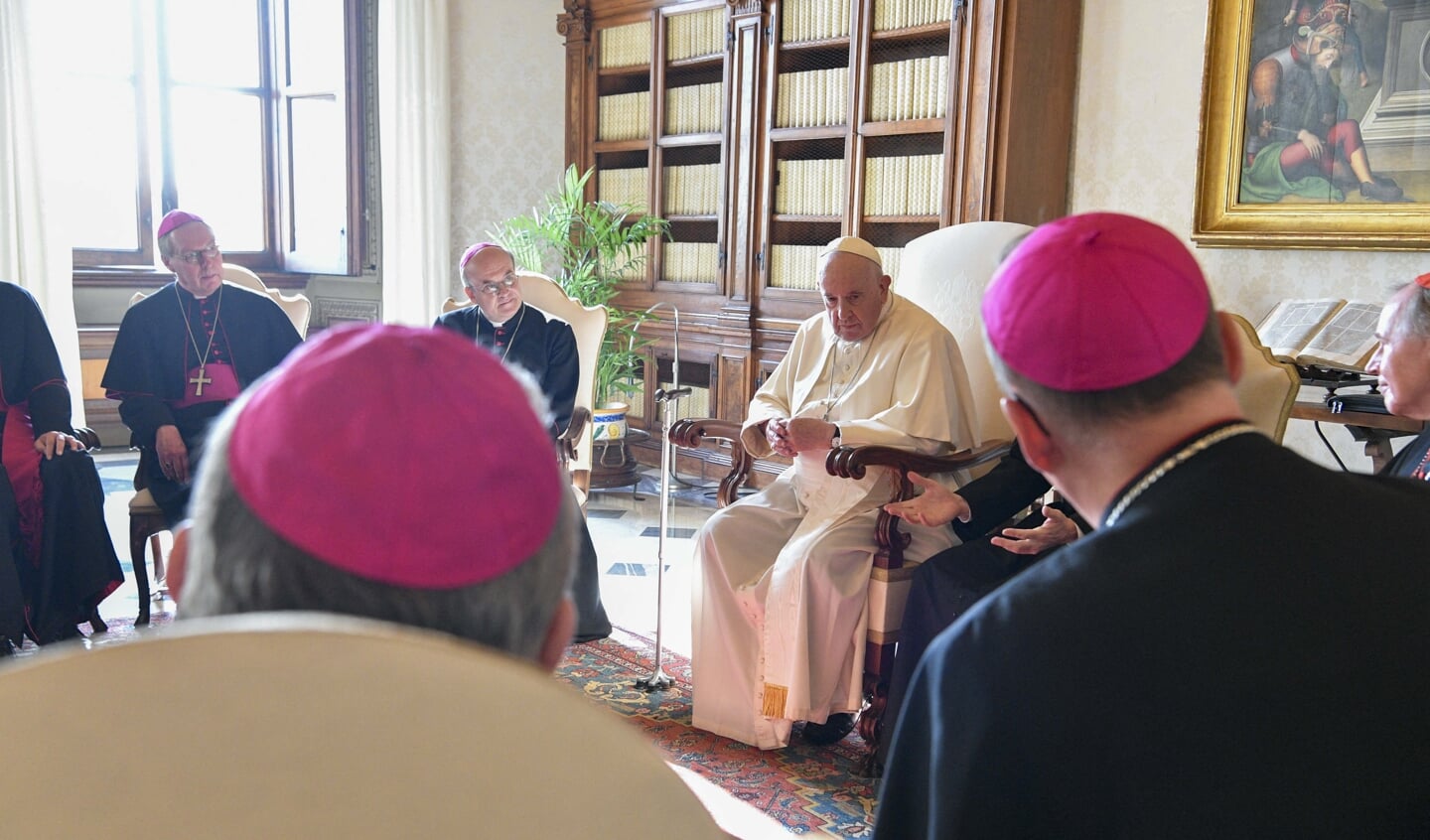 Paus Franciscus tijdens de ontmoeting met de Nederlandse bisschoppen, waaronder bisschop Gerard de Korte (links).