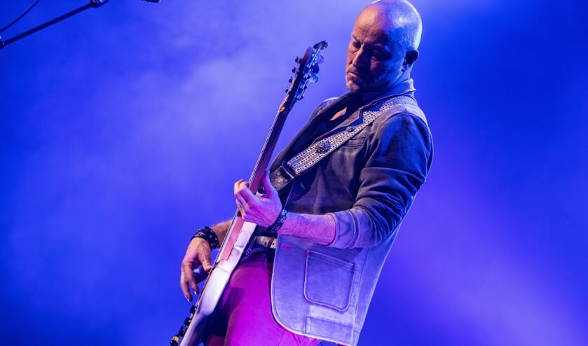 Bassist Peter Slager van de Zeeuwse band BLØF eerder dit jaar tijdens een optreden in de Ziggo Dome.