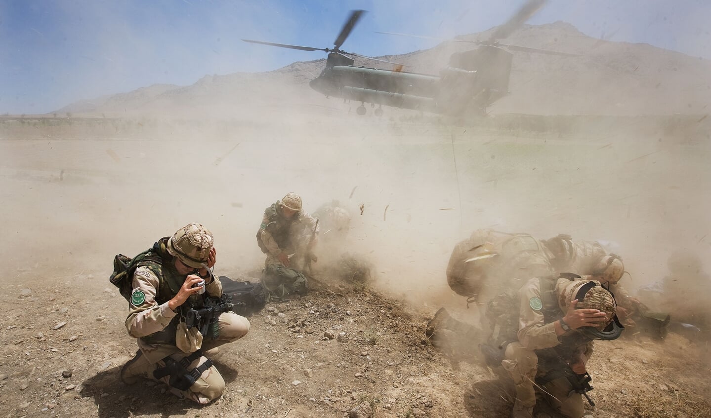 Nederlandse ISAF-militairen worden opgepikt door een Amerikaanse Chinouk-helikopter die ze naar Kamp Holland in Tarin Kowt zal brengen.