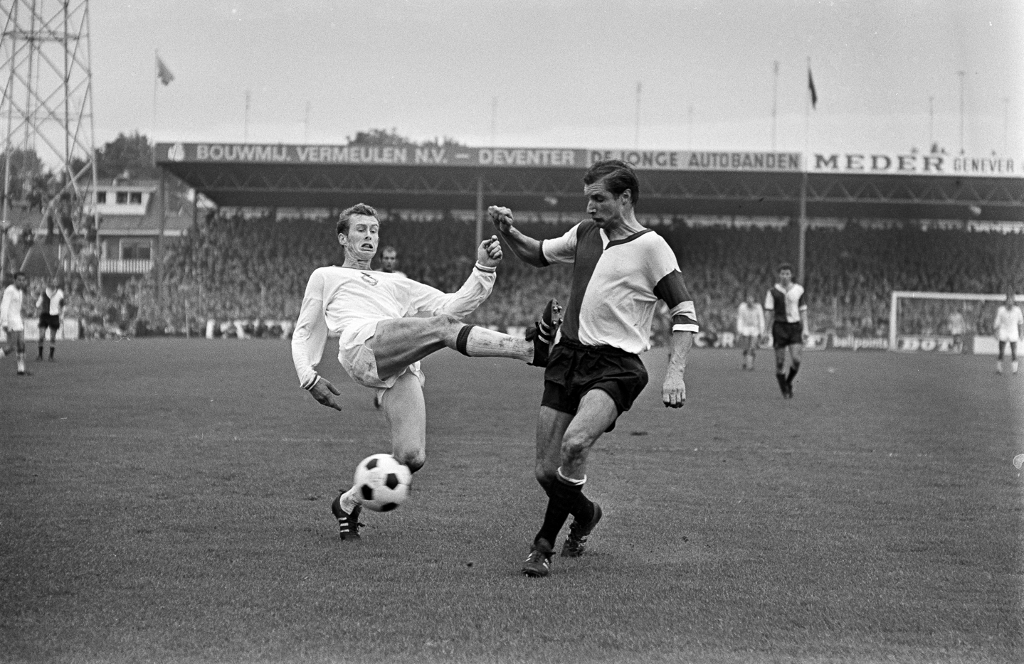 Op 10 juni 1968 won Go Ahead van Feyenoord met 3-1: Oeki Hoekema duelleert met Cor Veldhoen.
