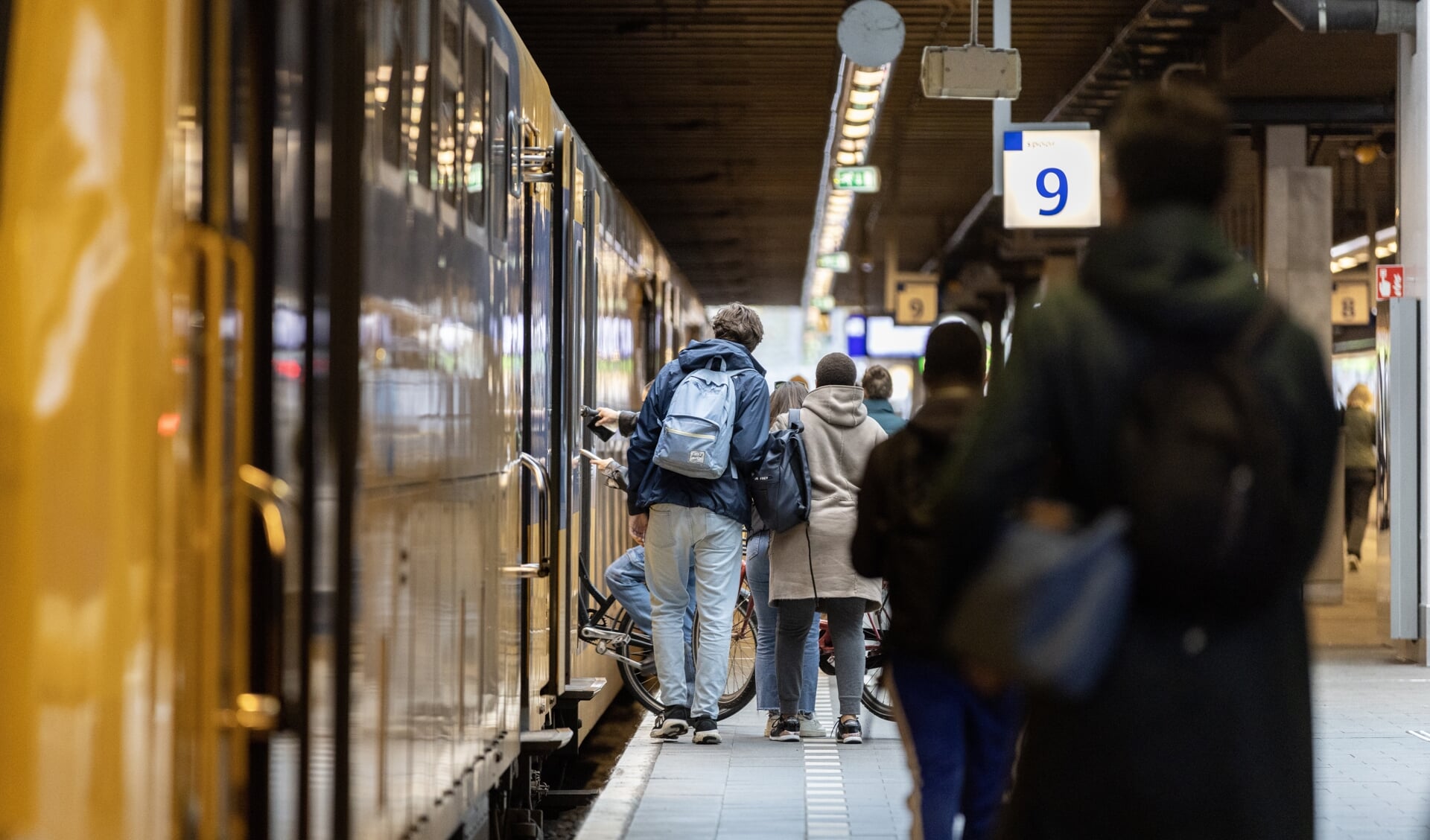 Voor chronisch zieken en mensen met een verstandelijke beperking is het al lastig om met de trein te reizen, omdat zij vaak hulp nodig hebben met het in- en uitstappen. Maar door het huidige personeelstekort in de treinen wordt het reizen voor hen nu nog moeilijker