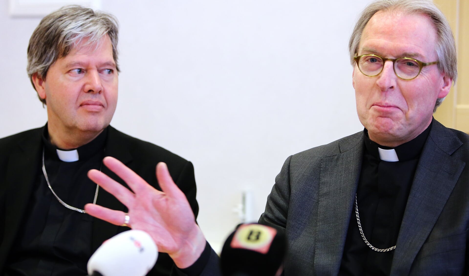 Hulpbisschop Rob Mutsaerts (links) bij de presentatie van bisschop Gerard de Korte als nieuwe bisschop van Den Bosch op 5 maart 2016. 
