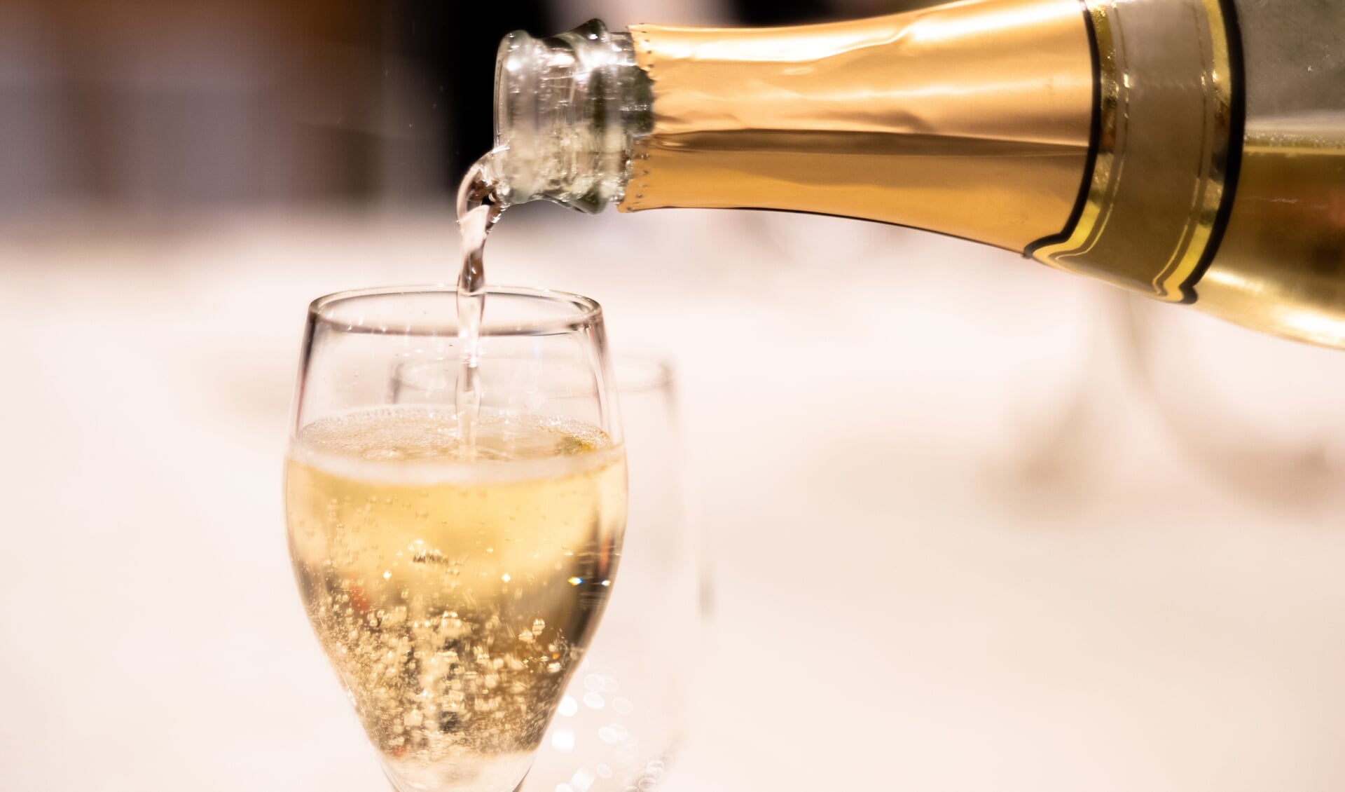 Goede champagne drink je niet uit een flûte! Het is het slechtste glas om champagne drinken - Nederlands Dagblad. De kwaliteitskrant van christelijk Nederland