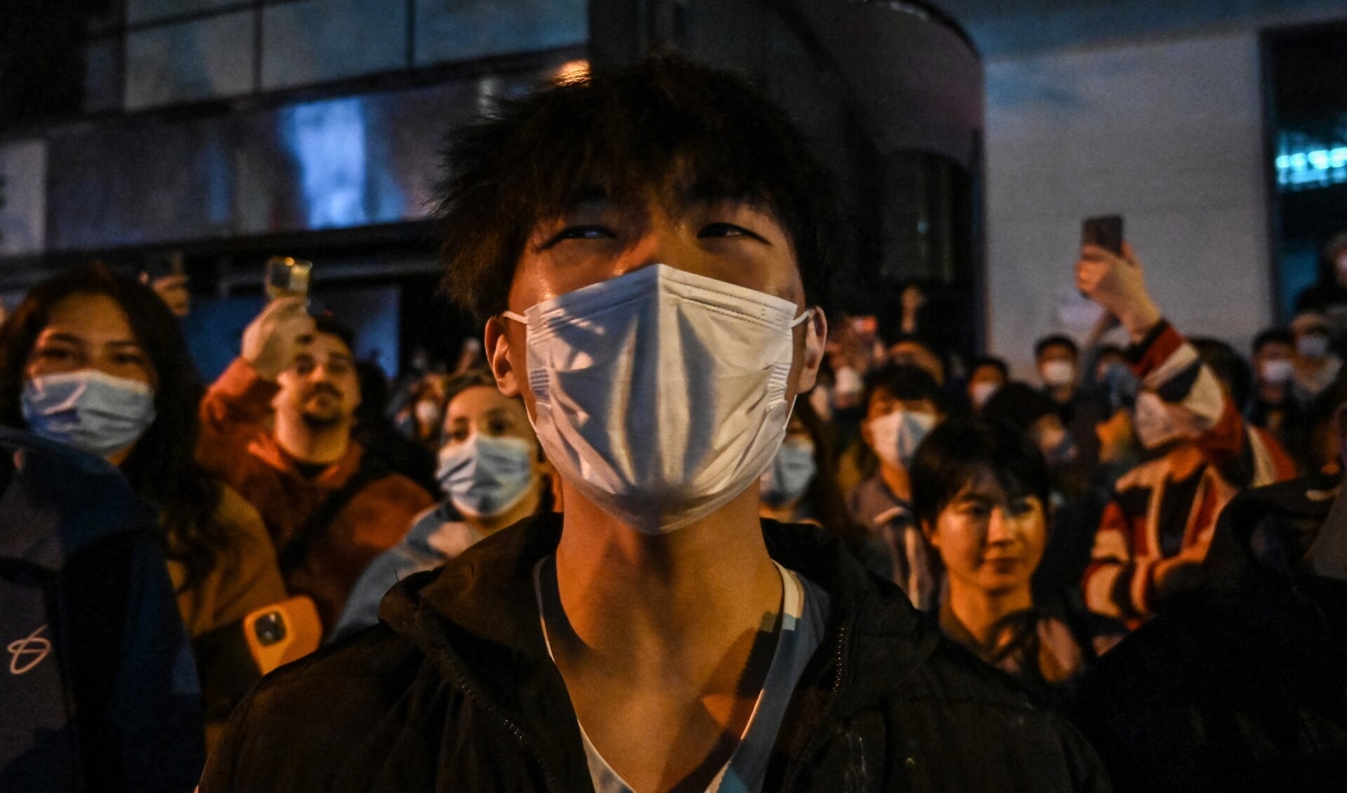 Jongeren gaan de straat op in Shanghai op 27 november 2022. Ze protesteren tegen het zero-Covid beleid.   