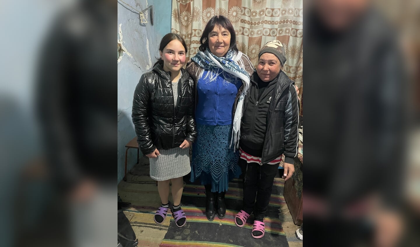 Sociaal werker Galina Domusci (midden) met Marina en haar moeder.