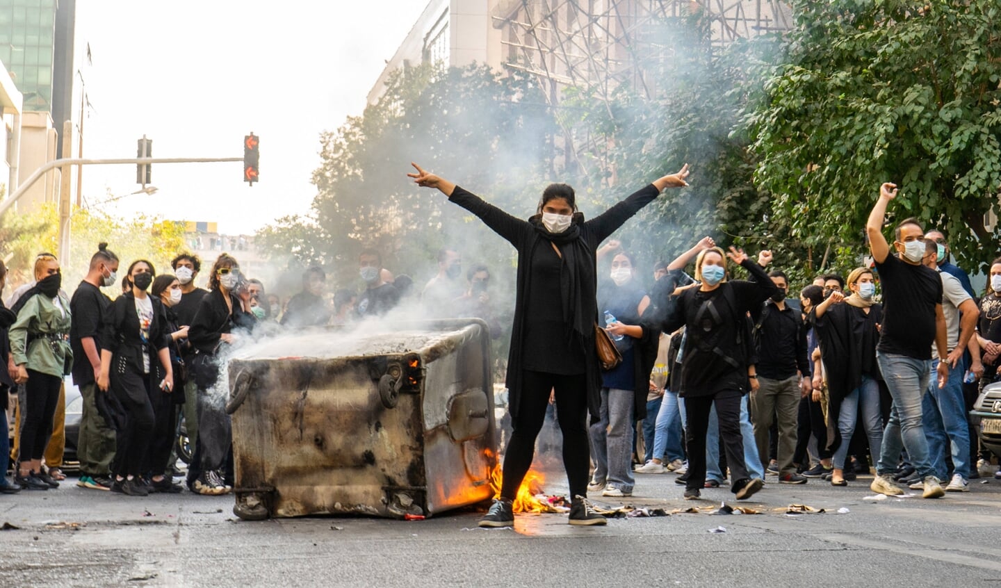 Demonstraties in Teheran, begin oktober. Al tien weken gaan burgers de straat op om te protesteren tegen de rigide moraalpolitie en steeds meer ook tegen het regime zelf.