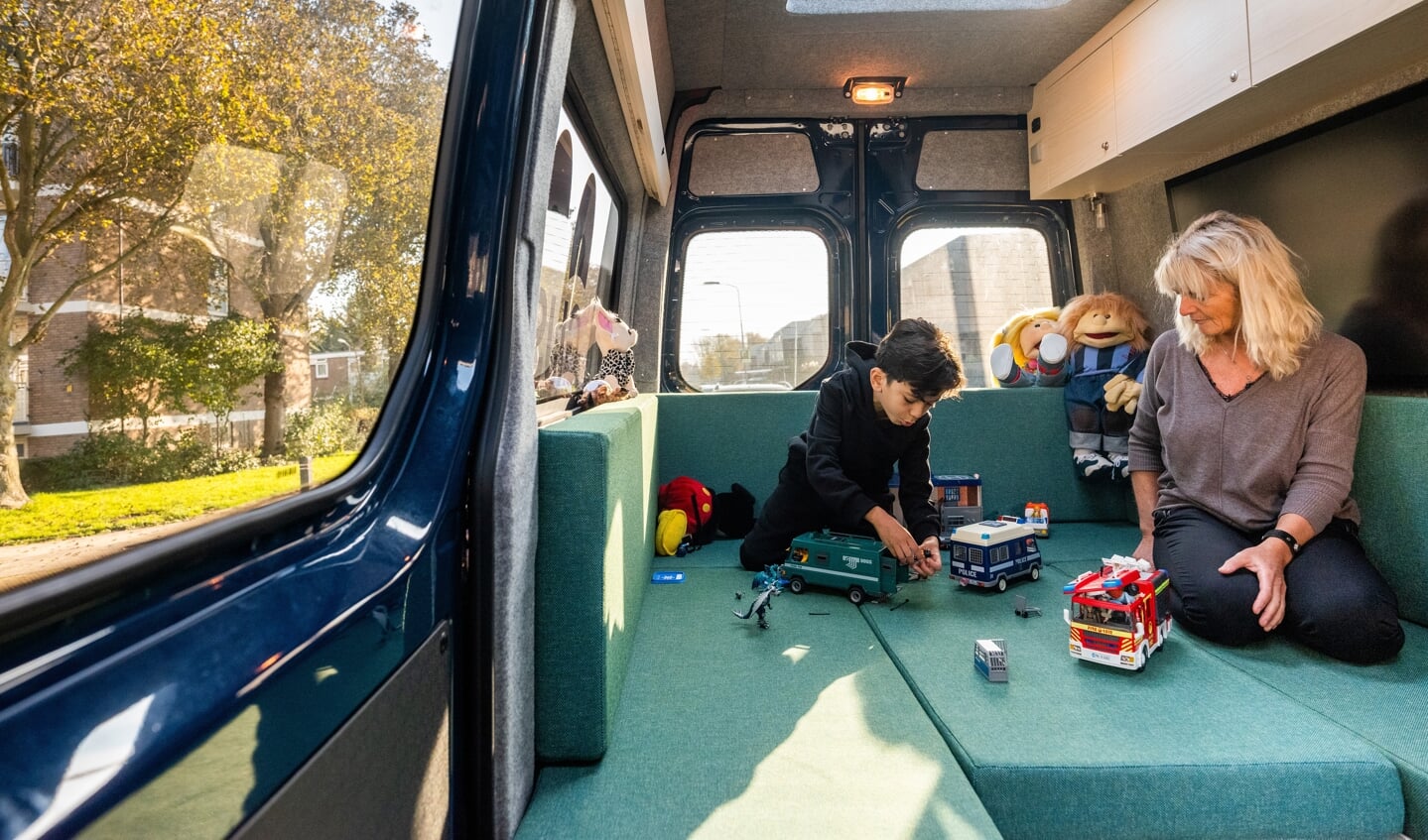 Anir (9) speelt in de bus: ‘Dit is mijn eigen plekje. En de kussens zijn lekker zacht.’