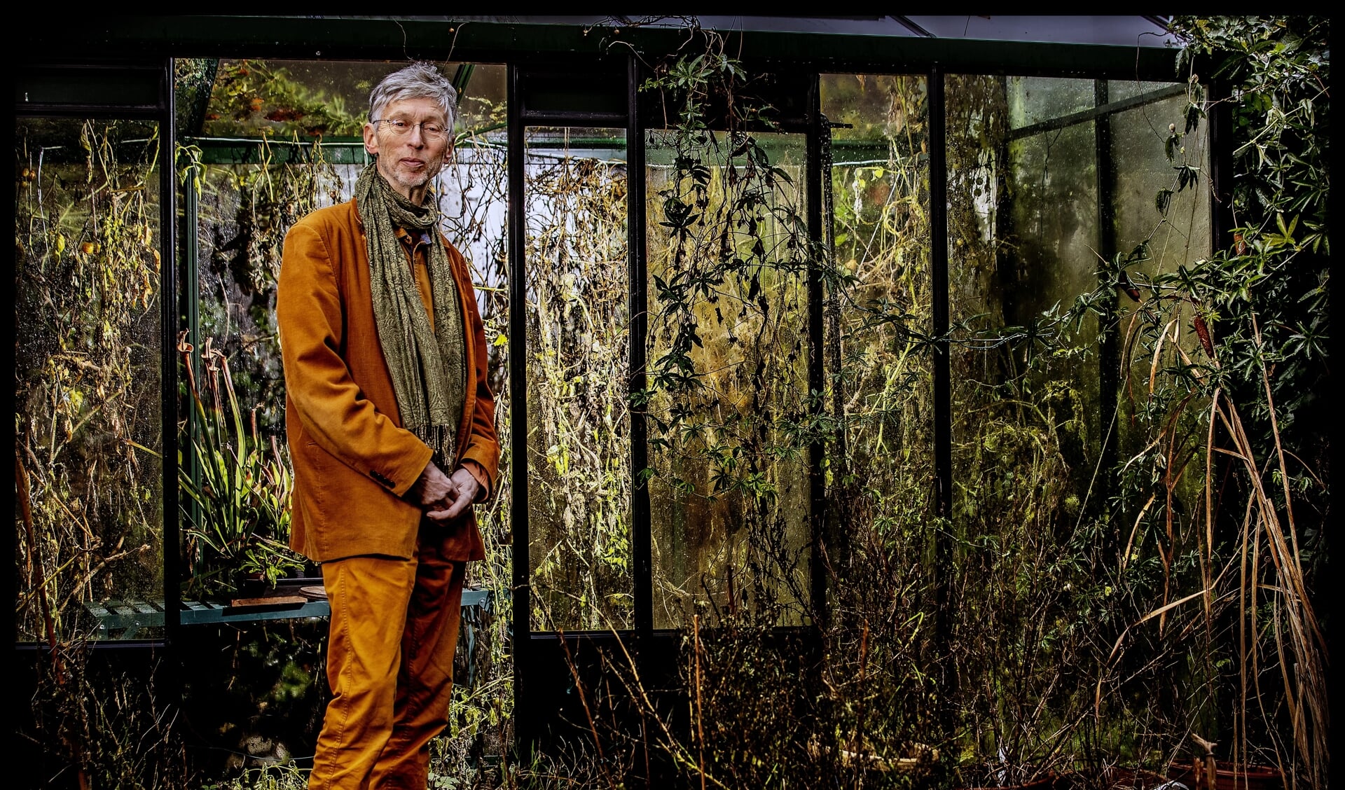 Johan Vollenbroek in zijn tuin. 'Je ontkomt er niet aan om drastisch te snijden in de omvang van de veestapel, maar dat durft de regering niet aan.'