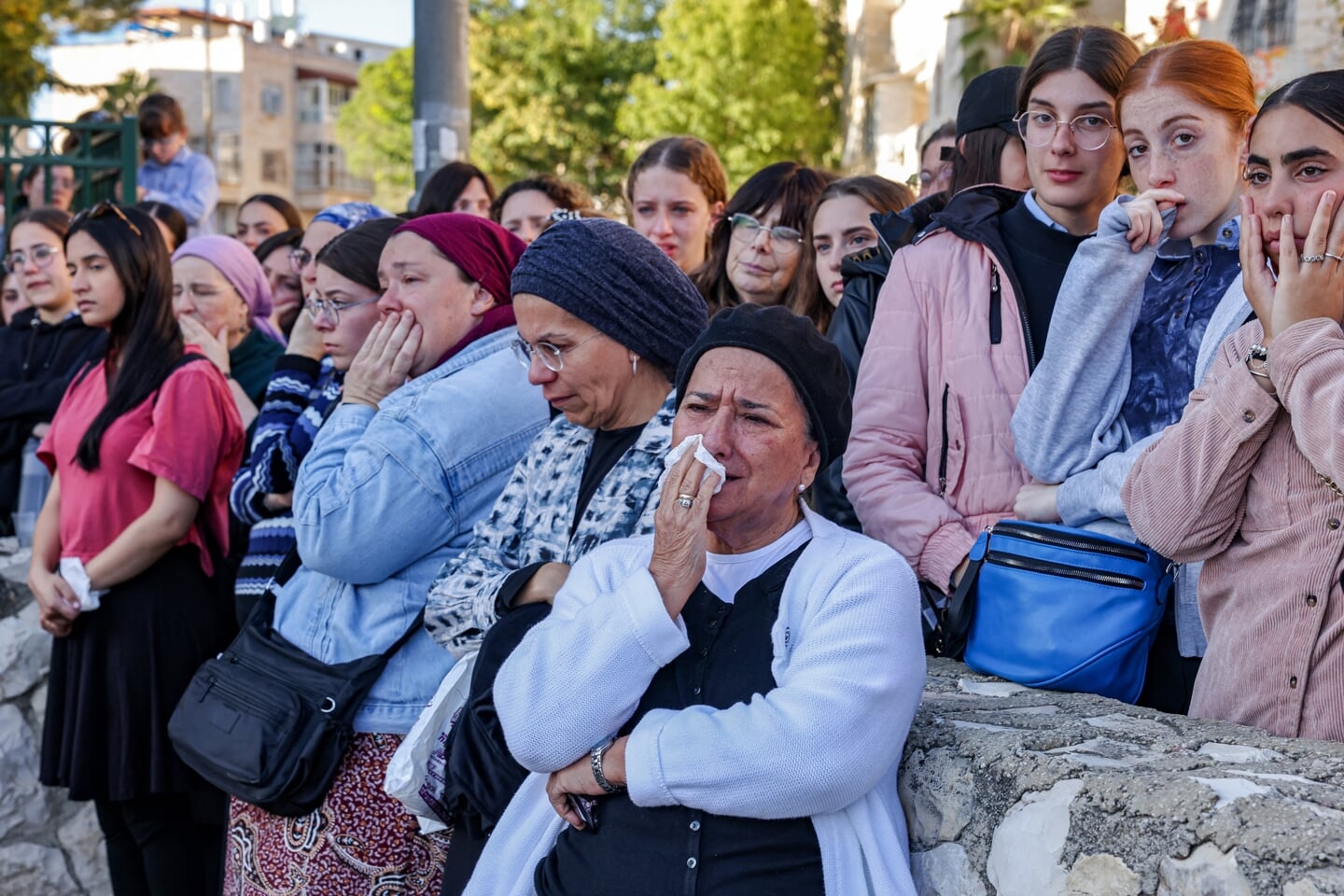 Rouwenden bij de begrafenis van de 15-jaige  Aryeh Schupak, die werd gedood bij een van de twee bomaanslagen bij bushaltes in Jeruzalem. 