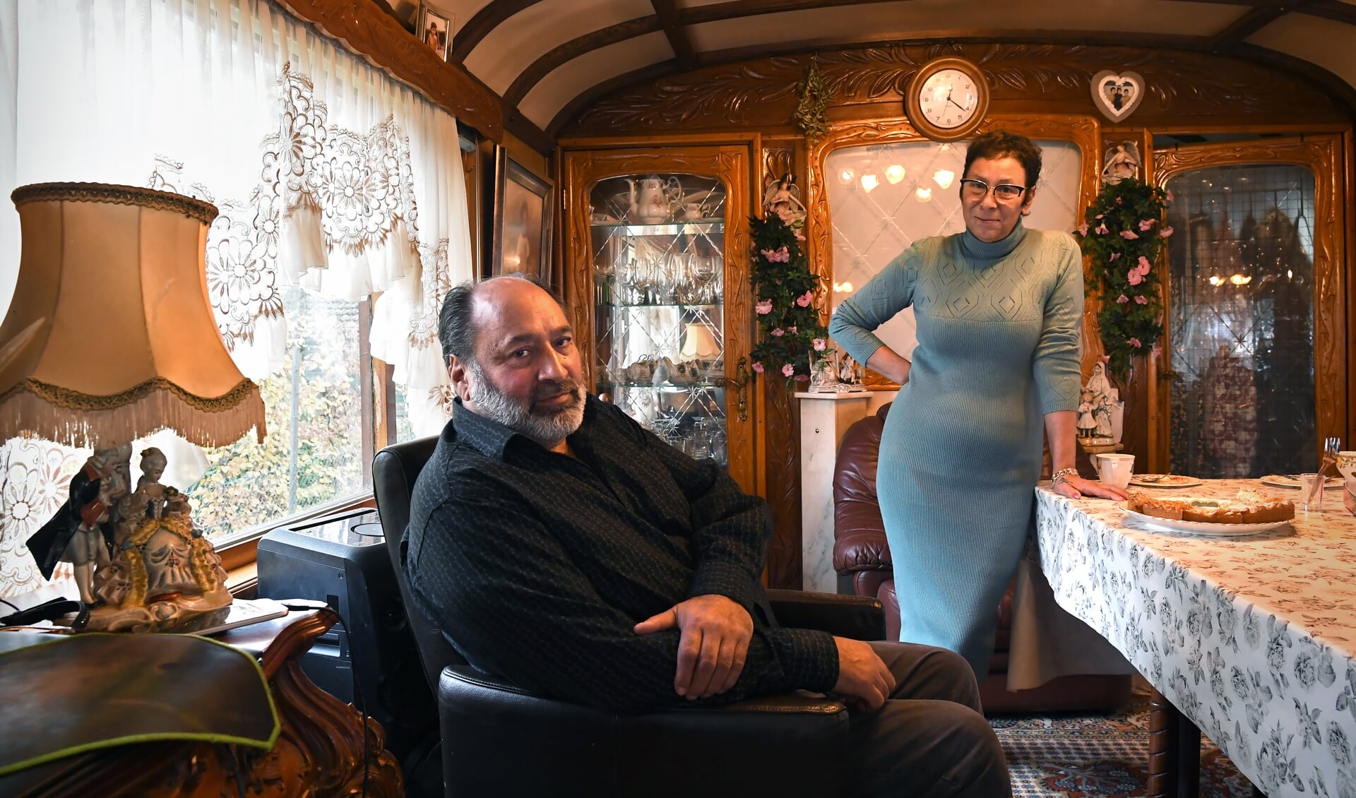 Bewoner Reinoud Weiss en corporatiebestuurder Janine Godderij in een traditionele Sinti-woonwagen.