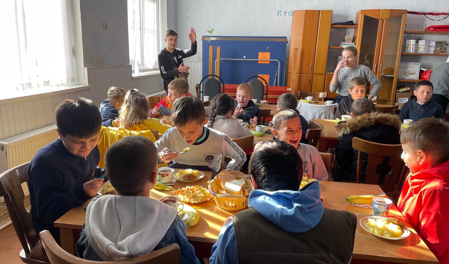 Na de dienst in de baptistengemeente in Moscovei zitten dertig kinderen aan de lunch. ‘Voor sommigen is dit de enige echte maaltijd die ze in een week krijgen.’