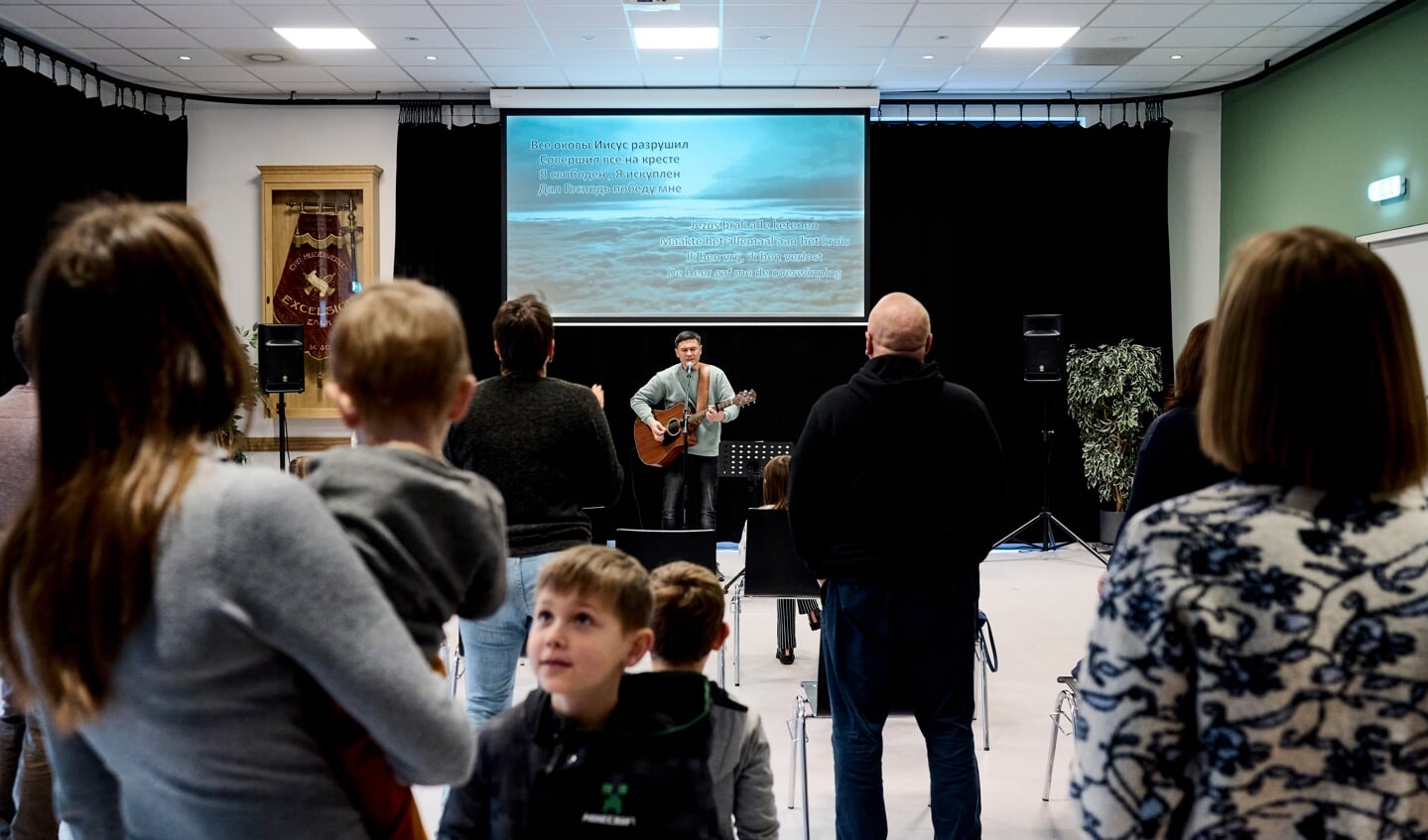 In Dorpshuis 'An de Steege' in Zalk vinden Oekraïense kerkdiensten plaats, geleid door Roman Mudrenko, die in zijn thuisland pastor is.
