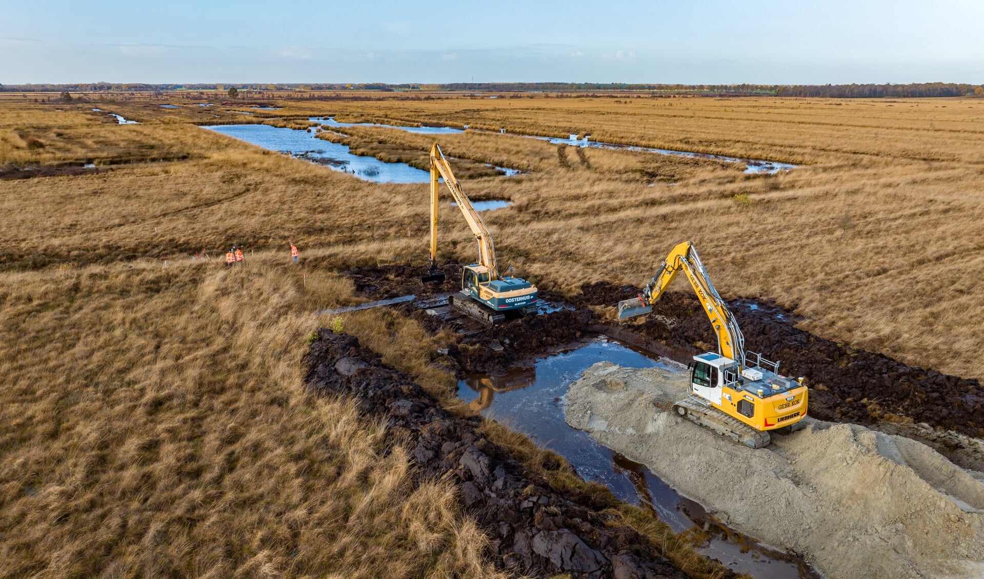 Het begin van de aanleg van ruim vijftig kilometer dijk in het Drents-Friese Fochteloërveen.