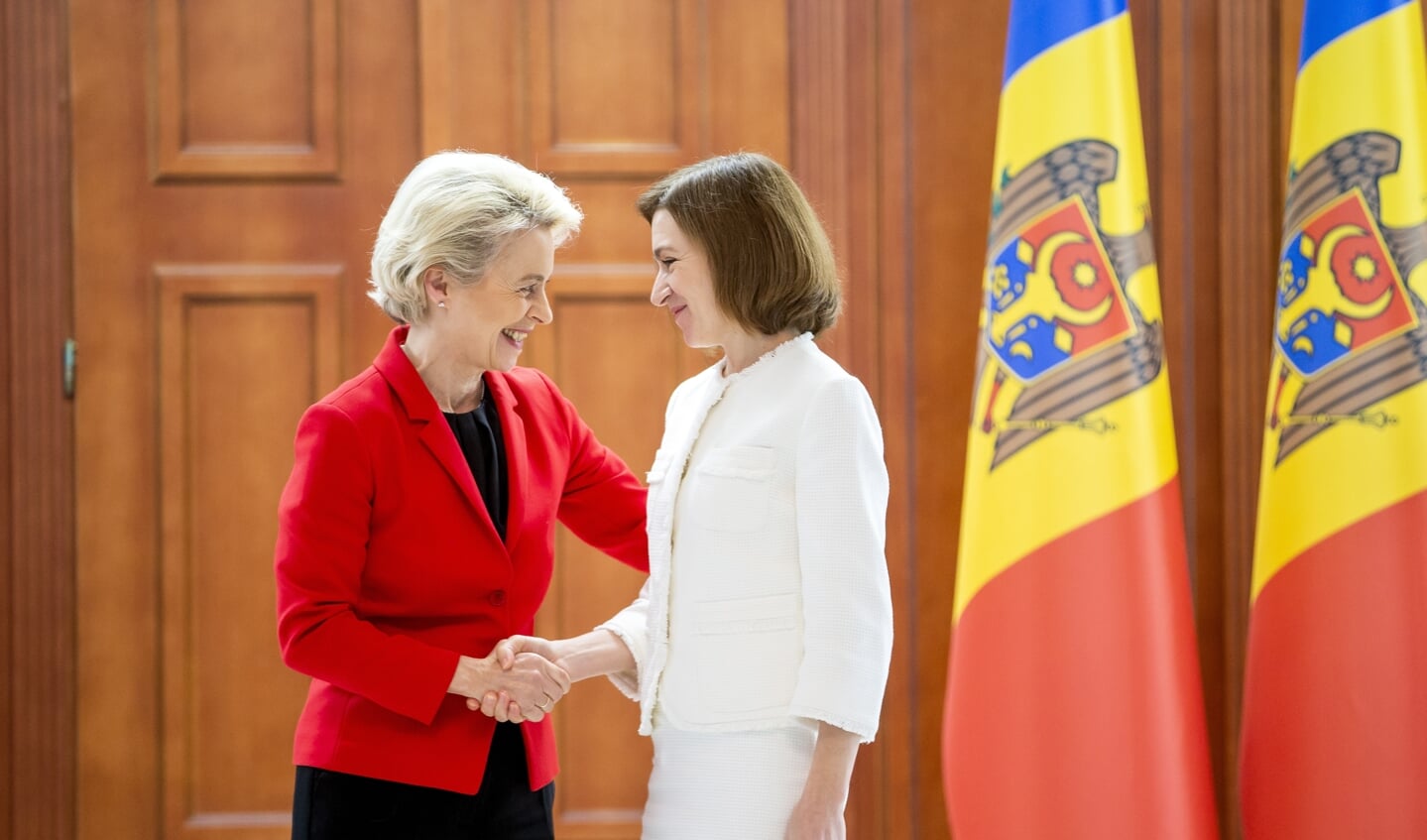 ‘Moldavië is deel van de Europese familie. We moeten stevig elkaars hand vasthouden in zware tijden', zei EU-voorzitter Ursula von der Leyen (links) een paar weken geleden tegen Moldavische president Maia Sandu. 