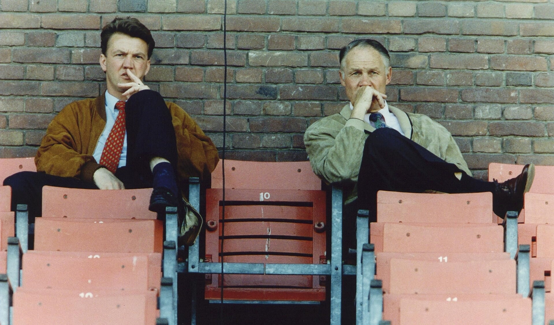 Olympisch stadion te Amsterdam, 1993. Toenmalig Ajax-trainer Louis van Gaal en Rinus Michels (rechts) zijn toeschouwer bij een oefenpotje.
