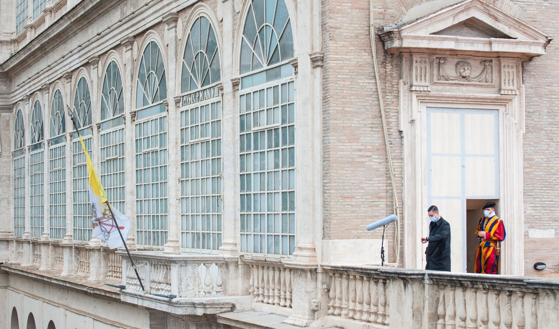 Een zwitserse gardist en een veiligheidsbeambte in de gebouwen van het Vaticaan. 