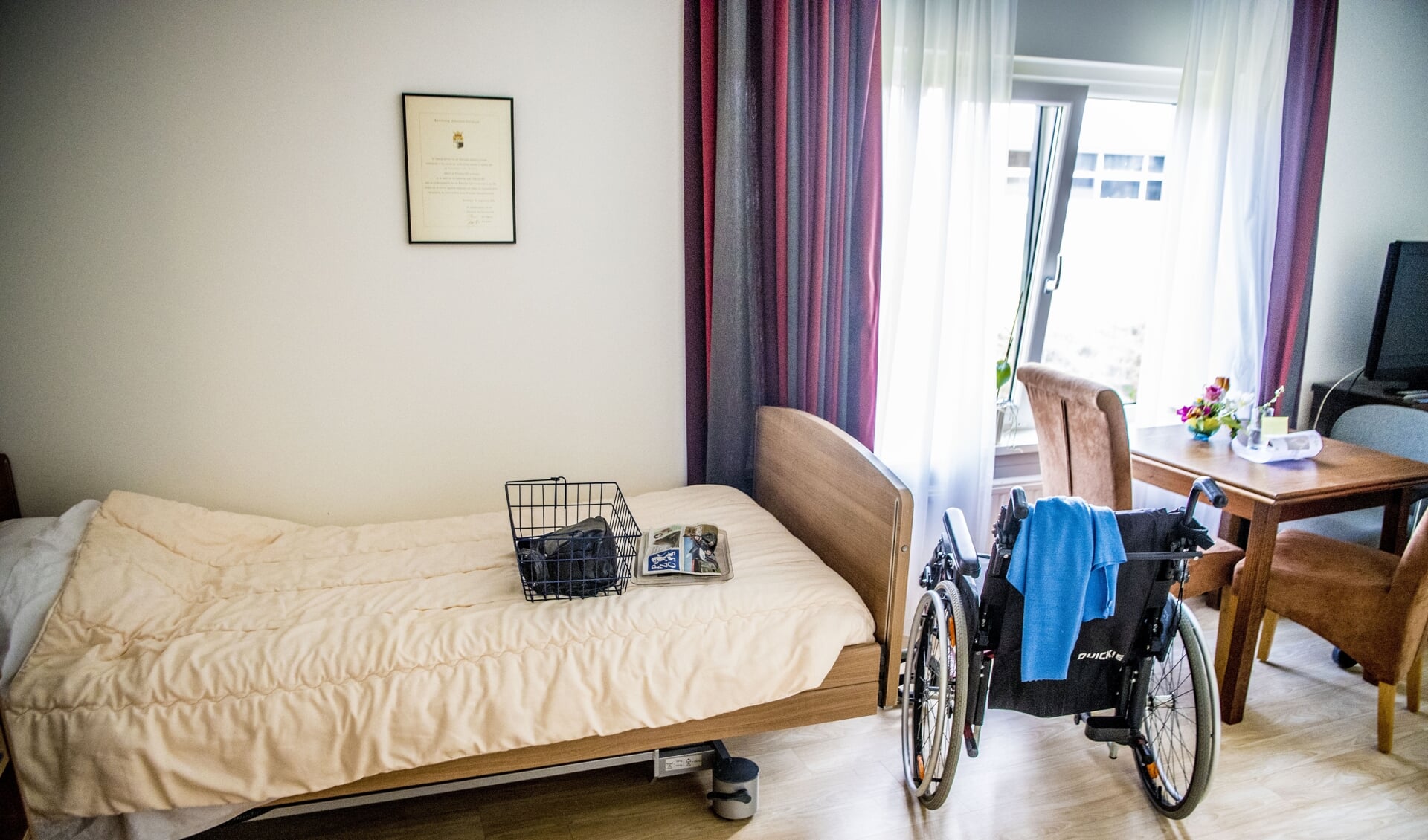 Een een kamer met een rollator van een oudere in een verzorgingstehuis.