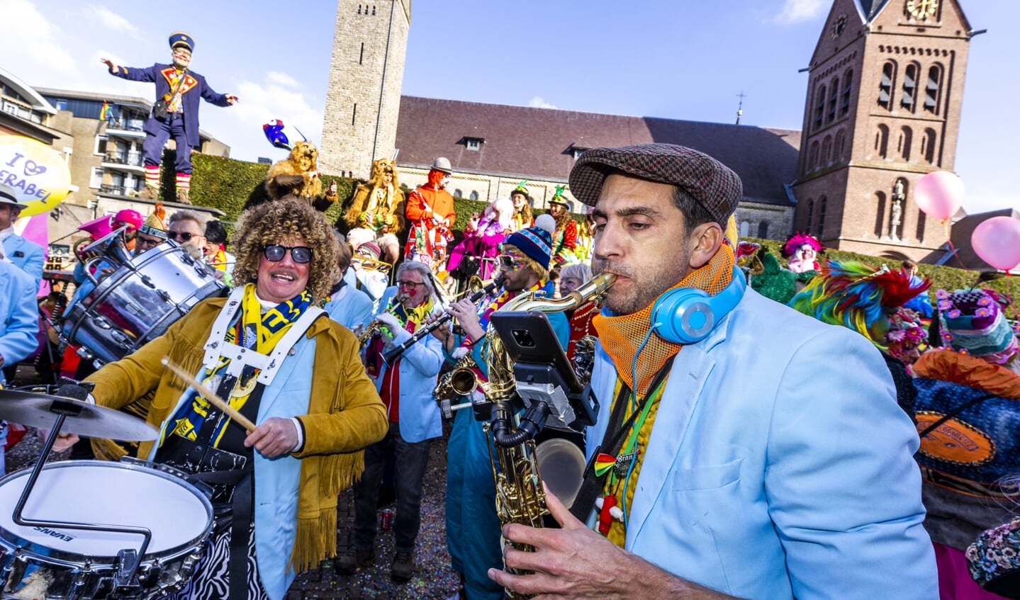 Carnavalisten tijdens de spontane carnavalsoptocht Dr Buute Abmarsj in Heerlen.