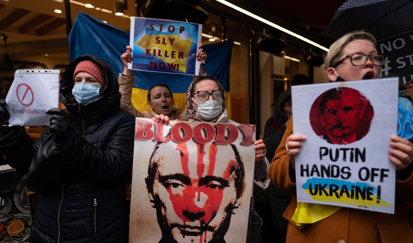 Protesten bij de Russische ambassade in Istanbul (Turkije) tegen het Russische optreden in Oekraïne.