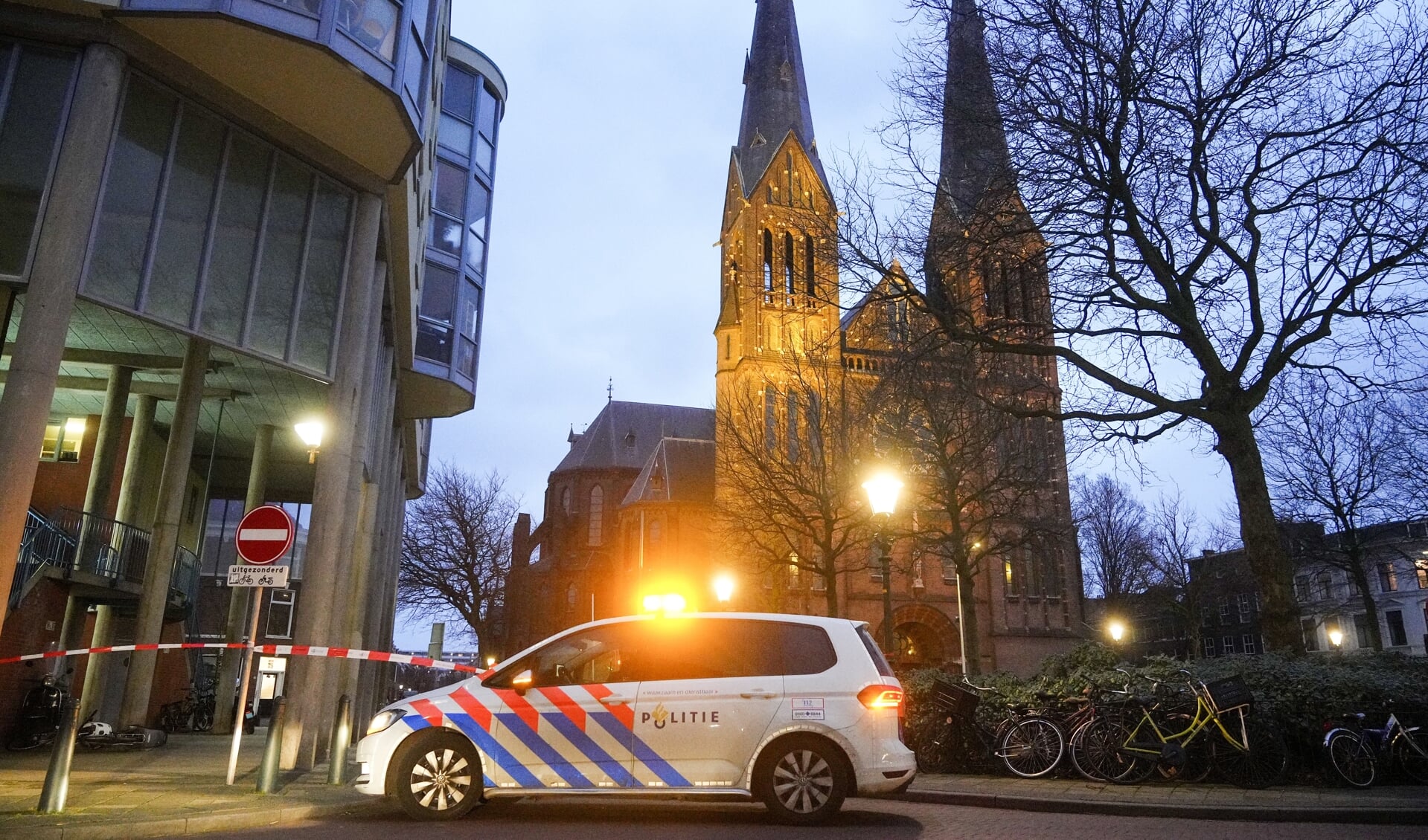 De politie heeft vrijdagavond de omgeving van de Haagse Elandkerk ontruimd.