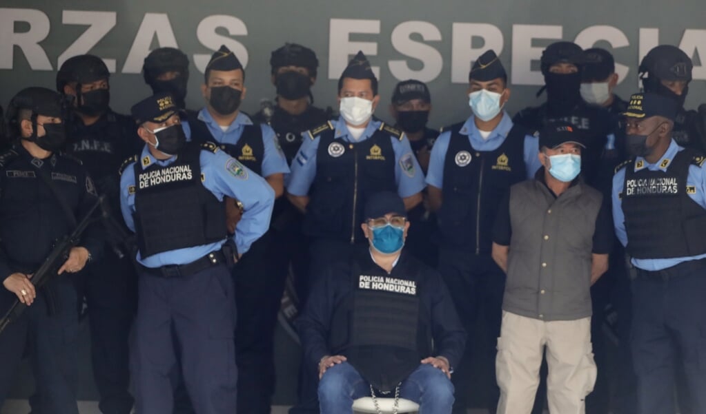 Juan Orlando Hernandez (middenvoor) met het arrestatieteam in Tegucigalpa. (beeld epa / Gustavo Amador)