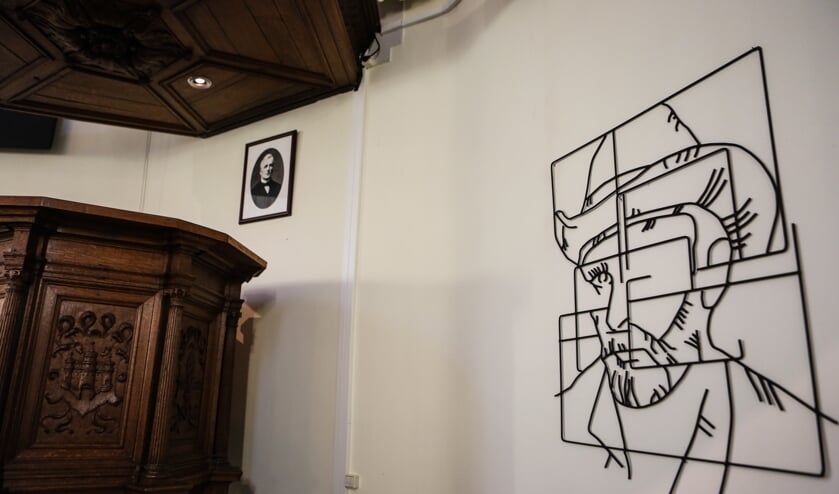Interieur van de Van Goghkerk in Etten; bij de preekstoel een portret van Vincents vader, die hier dominee was.