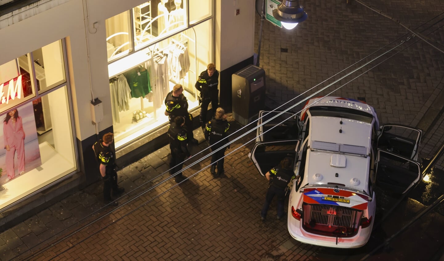 Politie agenten om de hoek van de Apple Store op het Leidseplein in het centrum van Amsterdam.