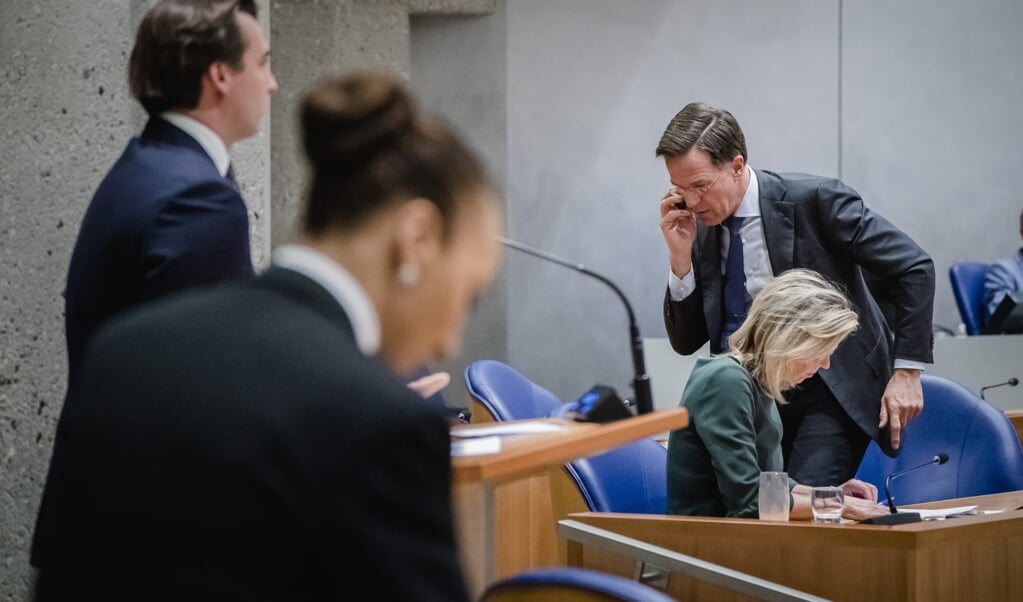 Premier Mark Rutte verlaat tijdens het debat over de invasie in Oekraïne bellend de zaal, op het moment dat Thierry Baudet het woord voert. (beeld anp / Bart Maat)