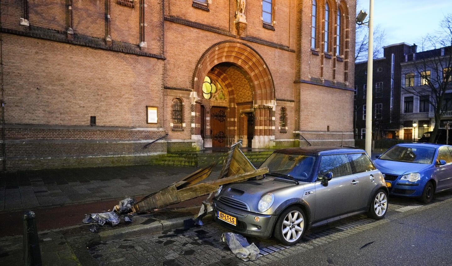 Brokstukken van de Elandkerk belandden op een geparkeerde auto.