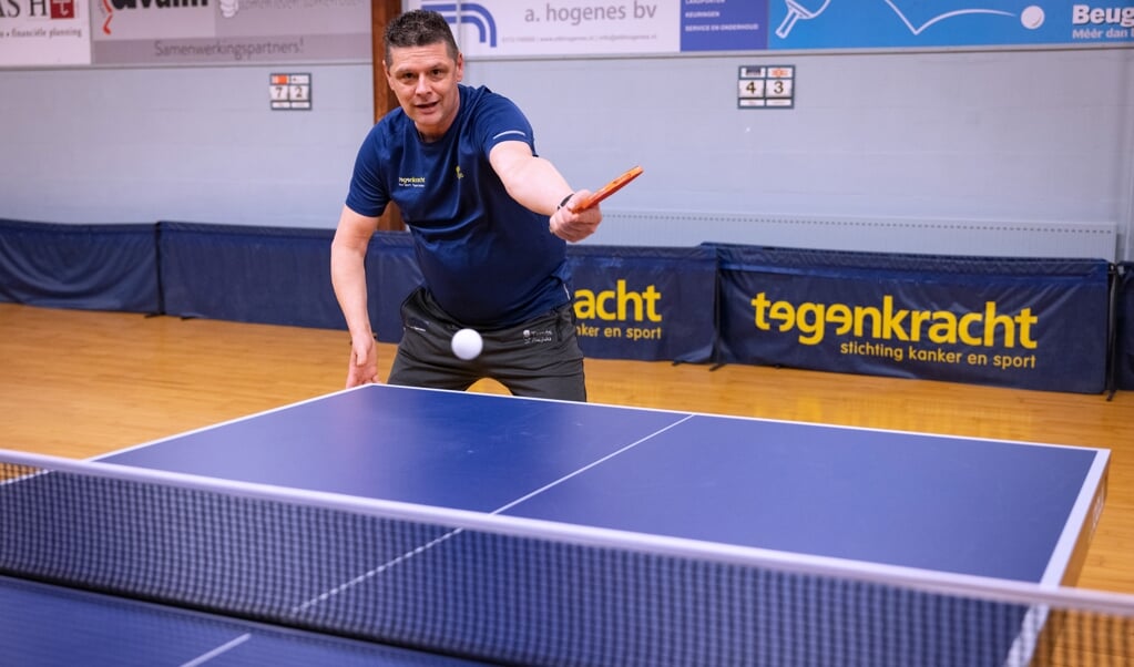 Bedrijfsarts en tafeltennisser Tomas Rejda in de hal van tafeltennisvereniging Avanti: 'Er valt echt nog heel veel winst te behalen wanneer het belang van sporten wordt onderkend.' (beeld Dirk Hol)