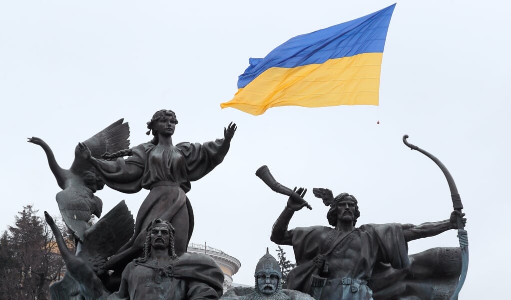 Overal in Oekraïne werd woensdag de nationale vlag gehesen of getoond ter ere van de Dag van de Eenheid. Die werd door president Zelenski in het leven geroepen als een uiting van eensgezindheid tegenover de dreiging van Rusland.  (beeld epa / Sergey Dolzhenko)