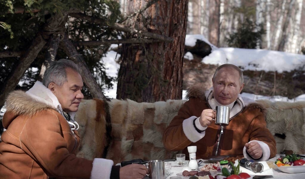Putin en defensieminister Shoigu in Siberië, afgelopen maart.  (beeld afp - sputnik / Alexey Druzhinin)