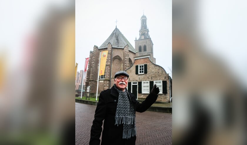Cor Kerstens geeft rondleidingen in de Van Goghkerk in Etten.