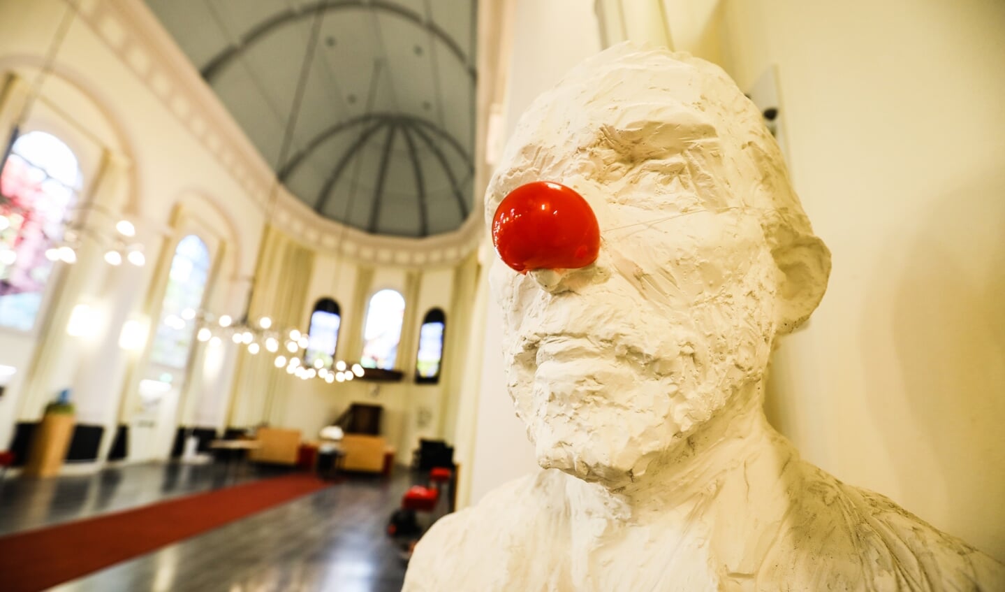 Kunstenaar Rob Scholte zette een borstbeeld van Van Gogh een rode clownsneus op.