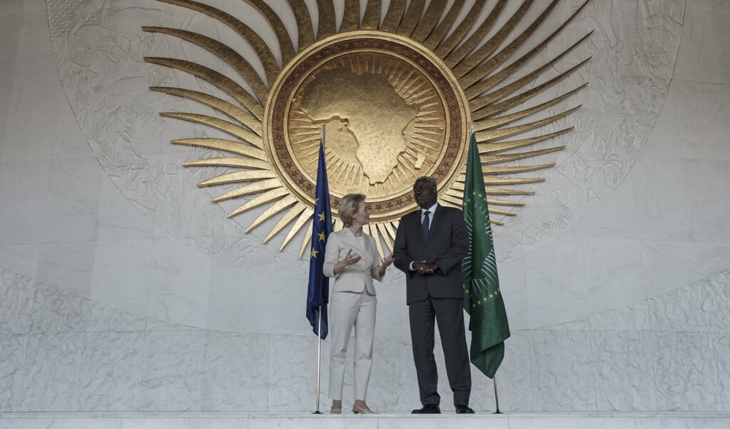 Ursula von der Leyen in 2019 bracht haar eerste buitenlandse bezoek als president van de Europese Commissie aan het hoofdkwartier van de Afrikaanse Unie in Addis Abeba. Het moest anders, zo stelde Von der Leyen, tussen Afrika en Europa. Hie staat zij op de foto met Moussa Faki Mahamat, de voorzitter van de Afrikaanse Unie.  (beeld Eduardo Soteras / afp)