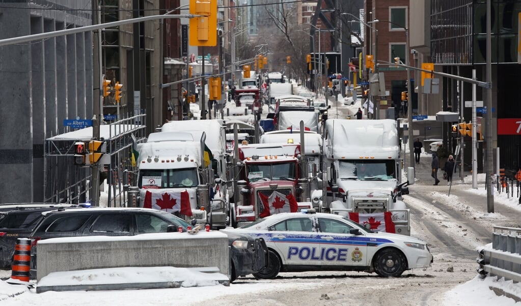 Honderden trucks en duizenden demonstranten blokkeren al ruim een week de Canadese hoofdstad Ottawa in protest tegen de coronamaatregelen.  (beeld afp / Dave Chan)