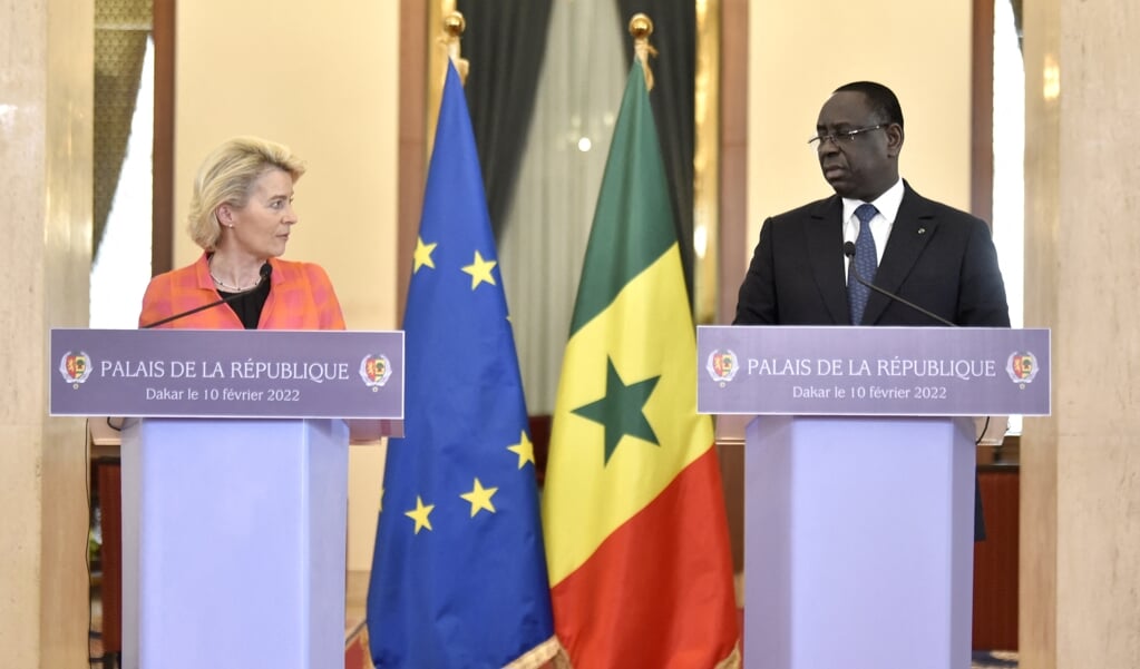Ursula von der Leyen (links), president van de Europese Unie, en Macky Sall, president van Senegal.  (beeld afp / seyllou)