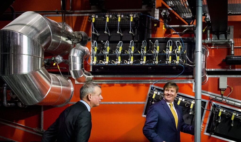 Koning Willem-Alexander woonde in 2015 de opening van een BioWarmteCentrale in Purmerend bij. De centrale is de groene stroomleverancier voor de Stadsverwarming Purmerend (SVP), die 25.000 klanten telt. (beeld anp / Koen van Weel)