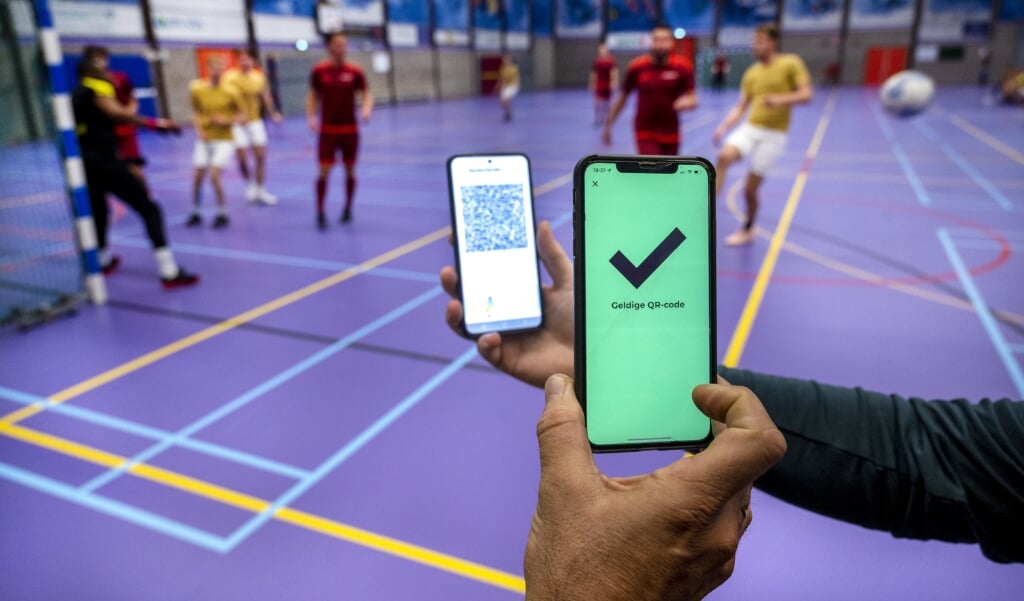 De eisen voor een geldige coronapas, waarmee je bijvoorbeeld toegang krijgt tot sportscholen, worden volgende week dinsdag aangescherpt. (beeld anp / Evert Elzinga)