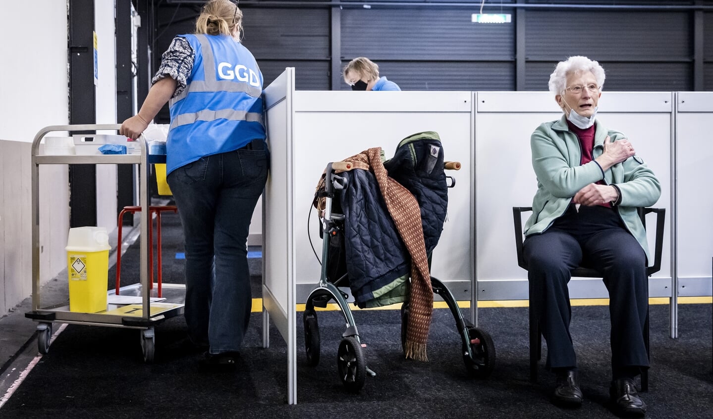 Minister Ernst Kuipers neemt volgende week een beslissing over het advies van de Gezondheidsraad om oudere en kwetsbare mensen een tweede booster te geven.